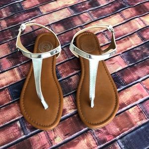 Girl's silver and white sandals. Size 3.